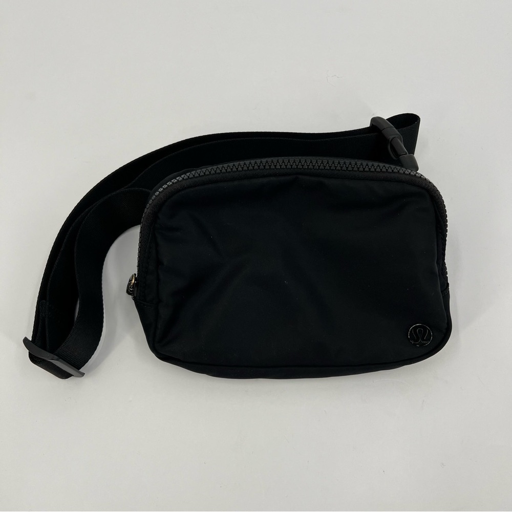 Lululemon RARE OG Everywhere Black Belt Bag Original Version - Picture 2 of 12